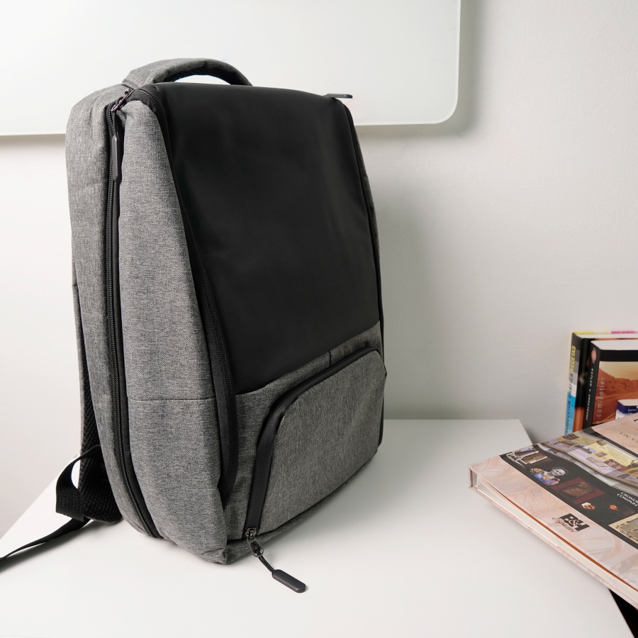 MOCHILA DE POLIÉSTER Y VINIPIEL QUE ABRE A 330 GRADOS CON ASA, CIERRES PLASTIFICADOS, 2 COMPARTIMENTOS LATERALES, COMPARTIMIENTO INTERNO PARA LAPTO MAX, 16 PULGADAS  F086